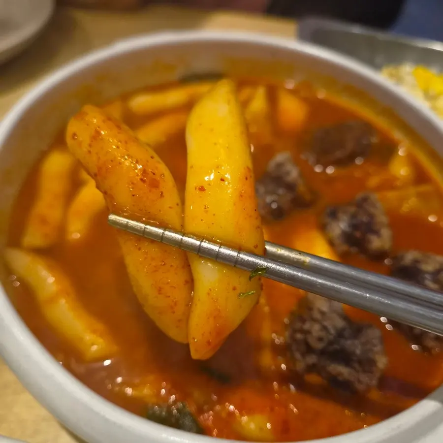 Tteokbokki full of wheat rice cakes and fish cakes