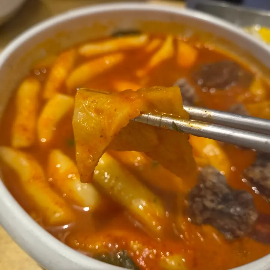 Spicy tteokbokki sauce and toppings