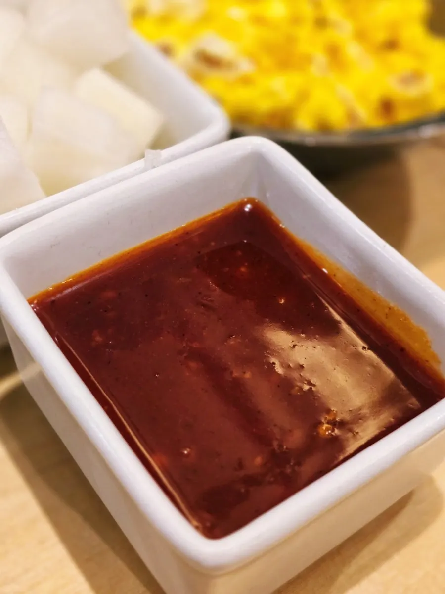 Mild red sauce and basic side dishes