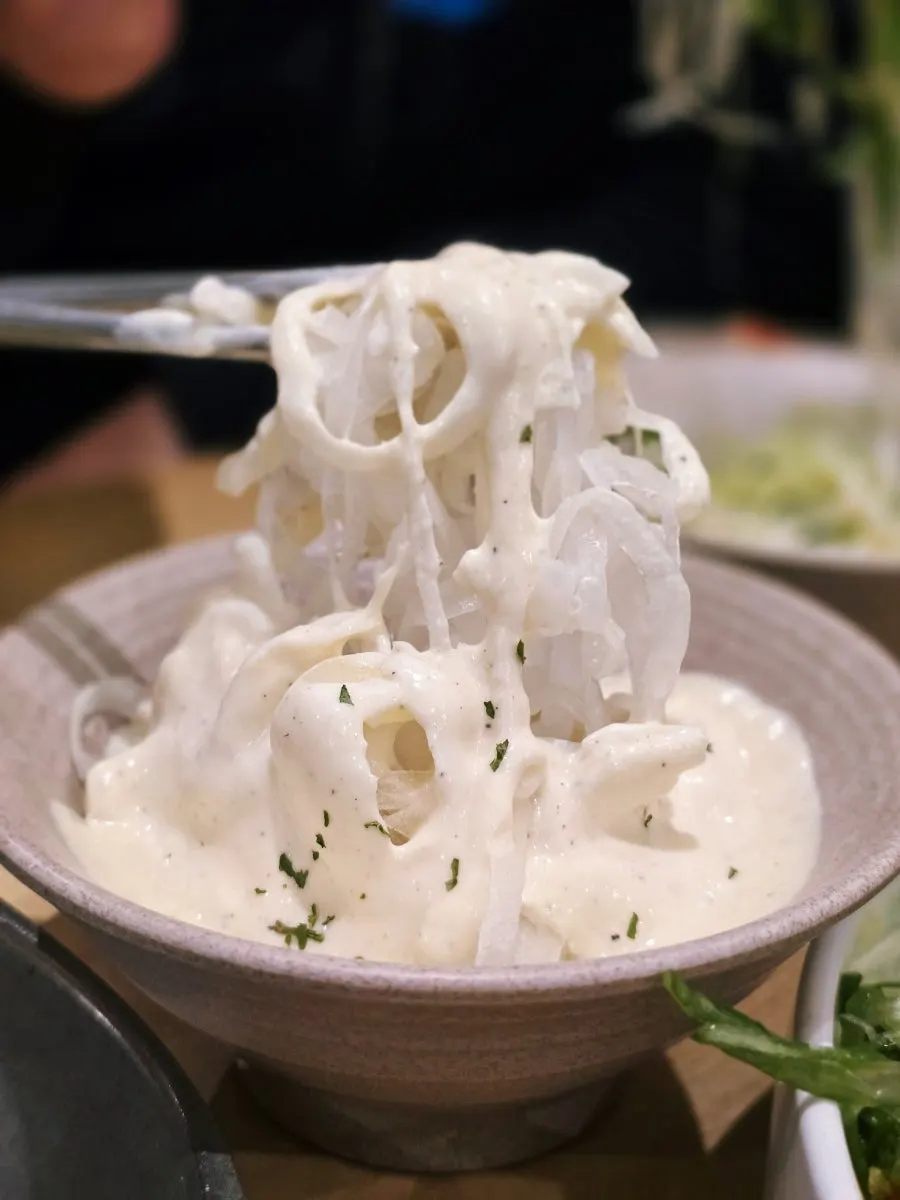 Chicken served with shredded scallions and onion