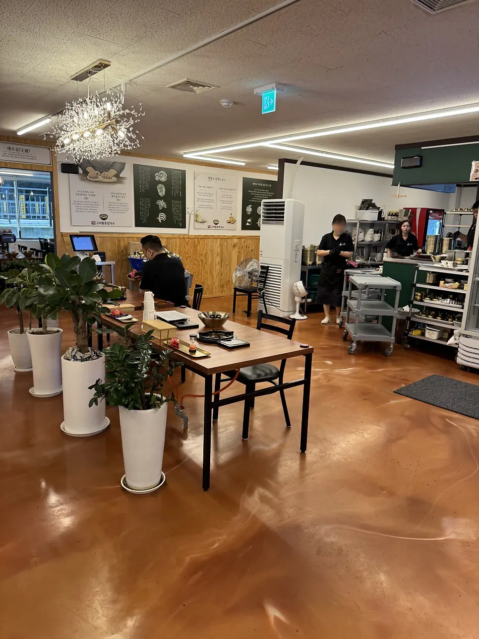Spacious interior and tables at Goryeo Mulchong Kalguksu