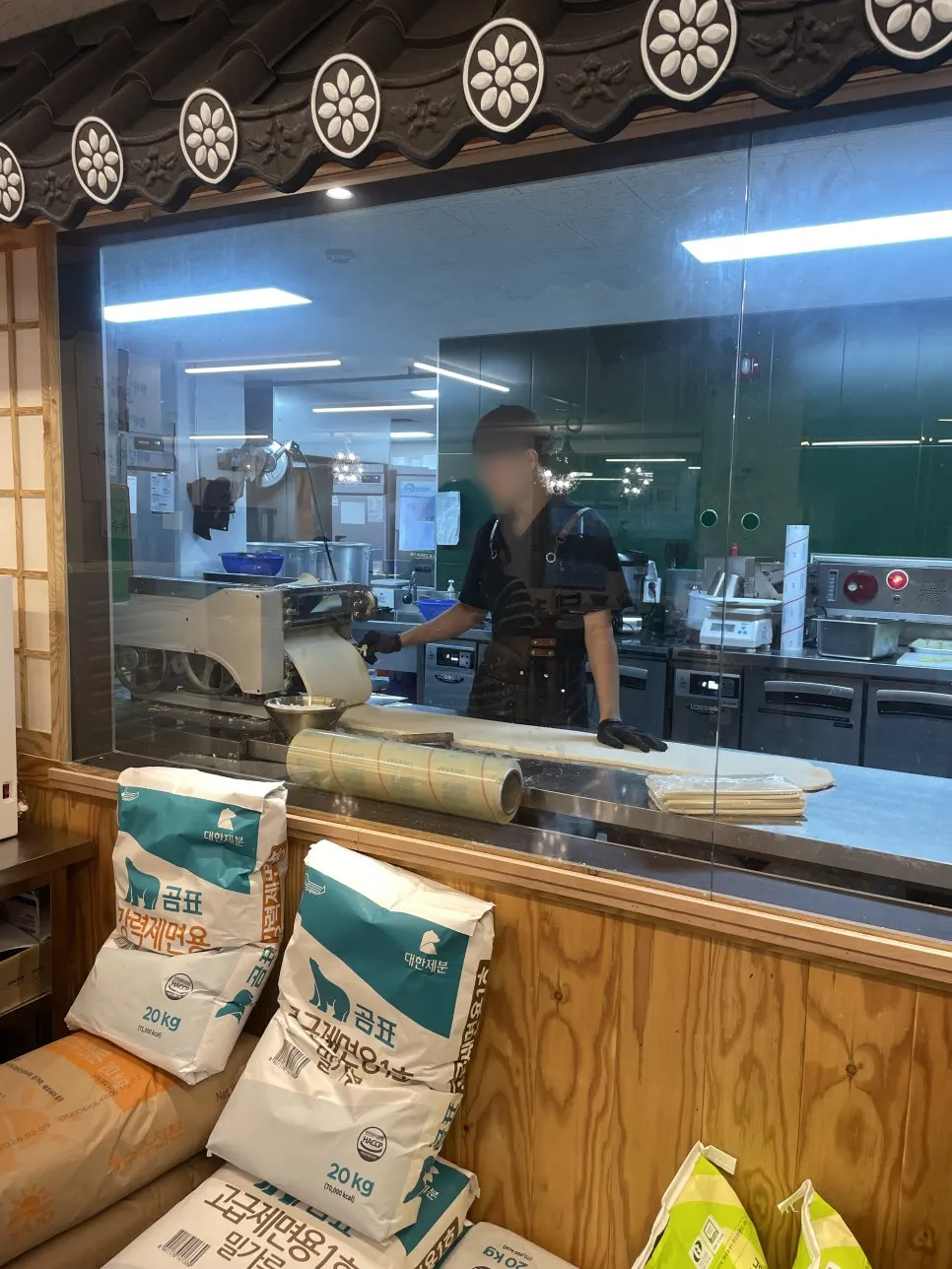Noodles being made at Goryeo Mulchong Kalguksu