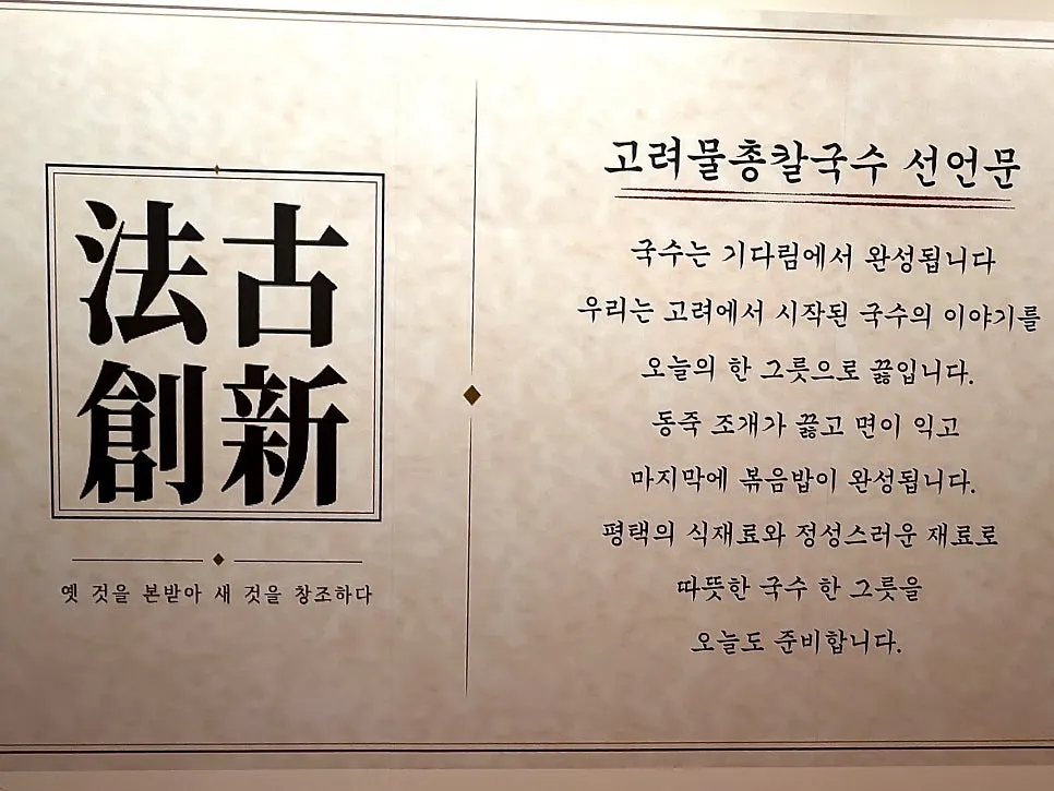 테이블 간격이 여유로운 매장 내부