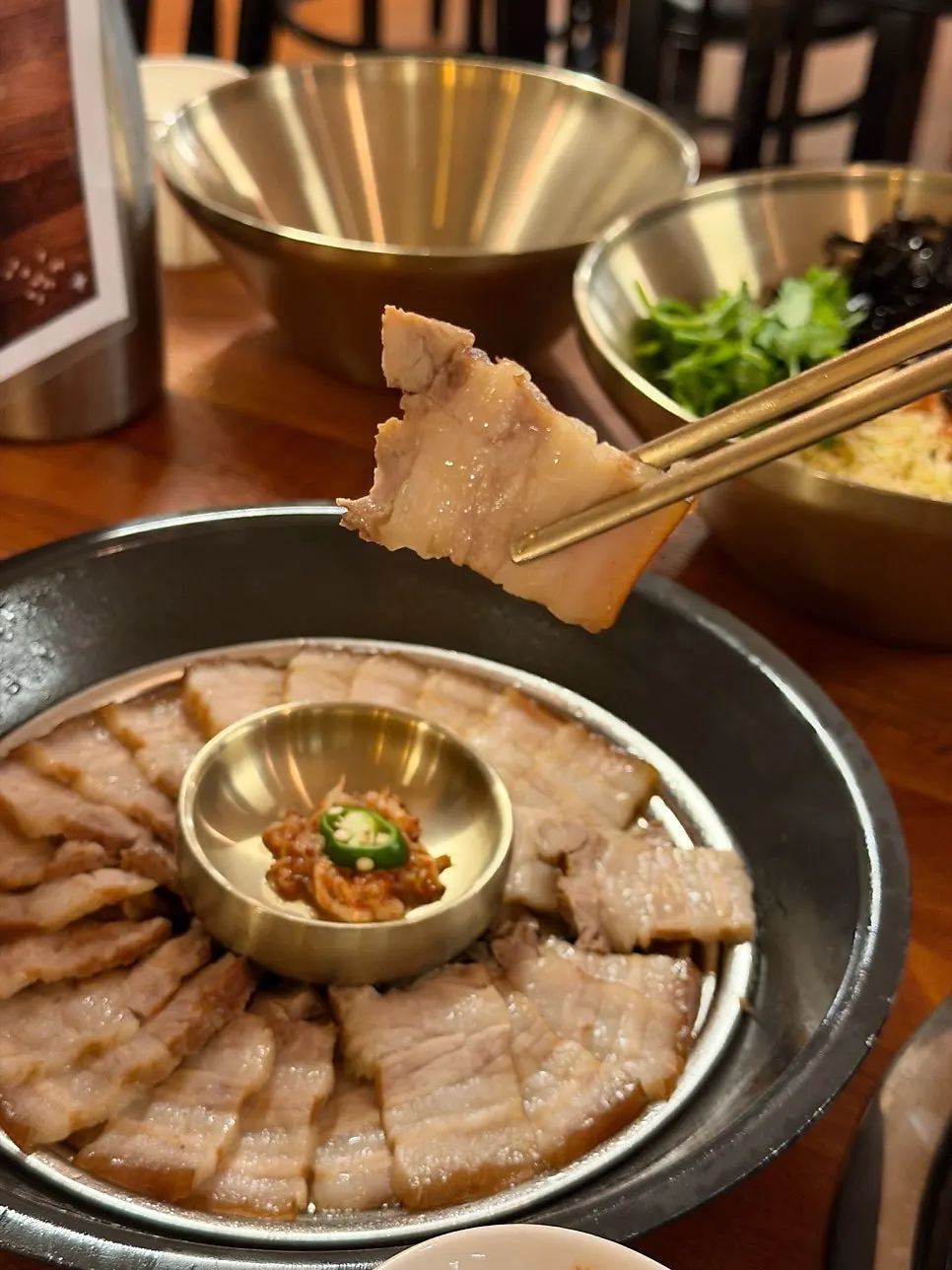 워머로 데운 멜젓과 배잎약선수육