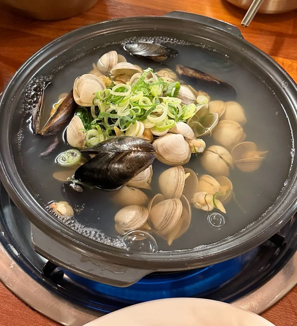 동죽조개와 홍합이 담긴 물총칼국수 냄비