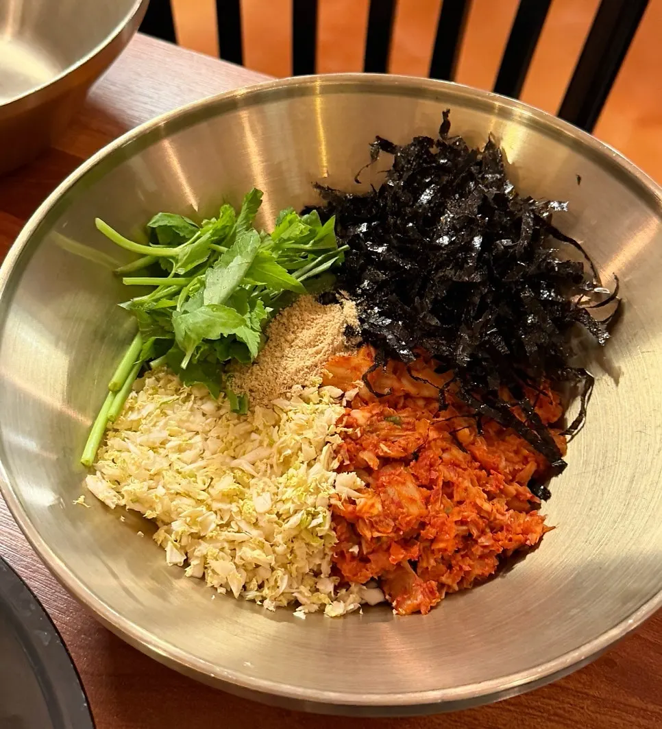 칼국수 국물에 준비된 볶음밥 재료