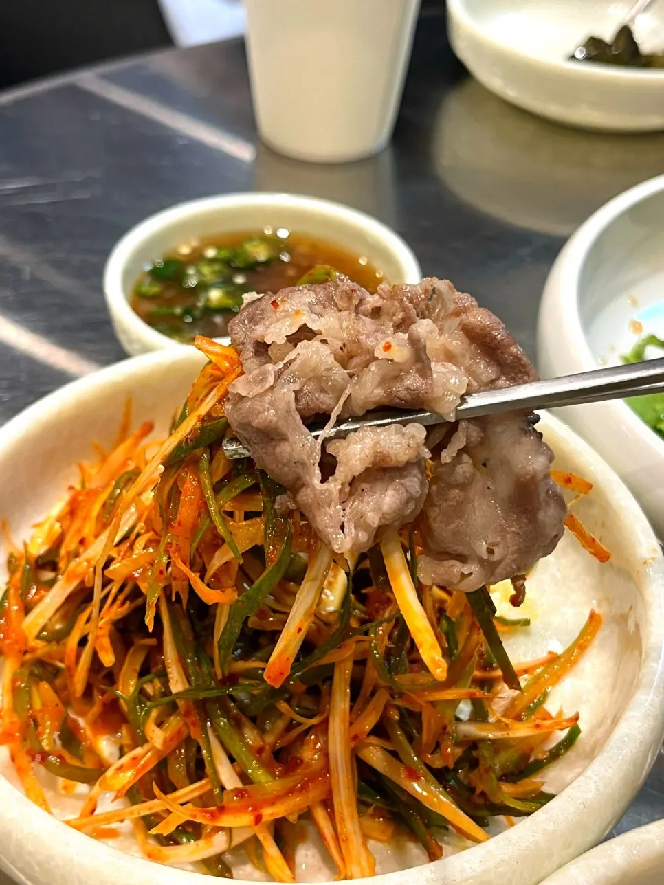 우삼겹 구이와 곁들임