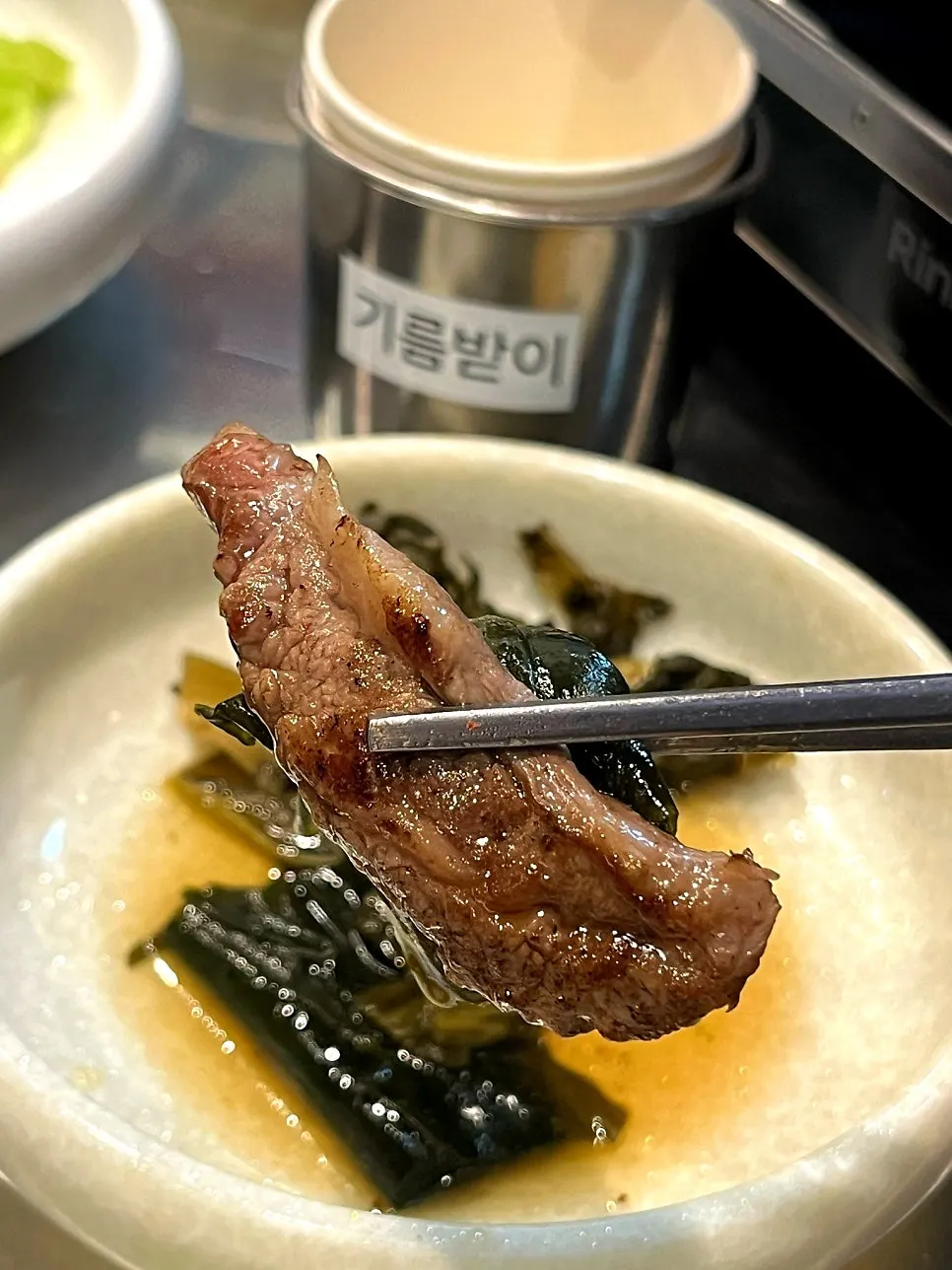 갈비살과 양파 곁들임