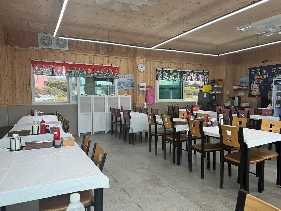 Spacious, clean interior of Bongpo Hoega