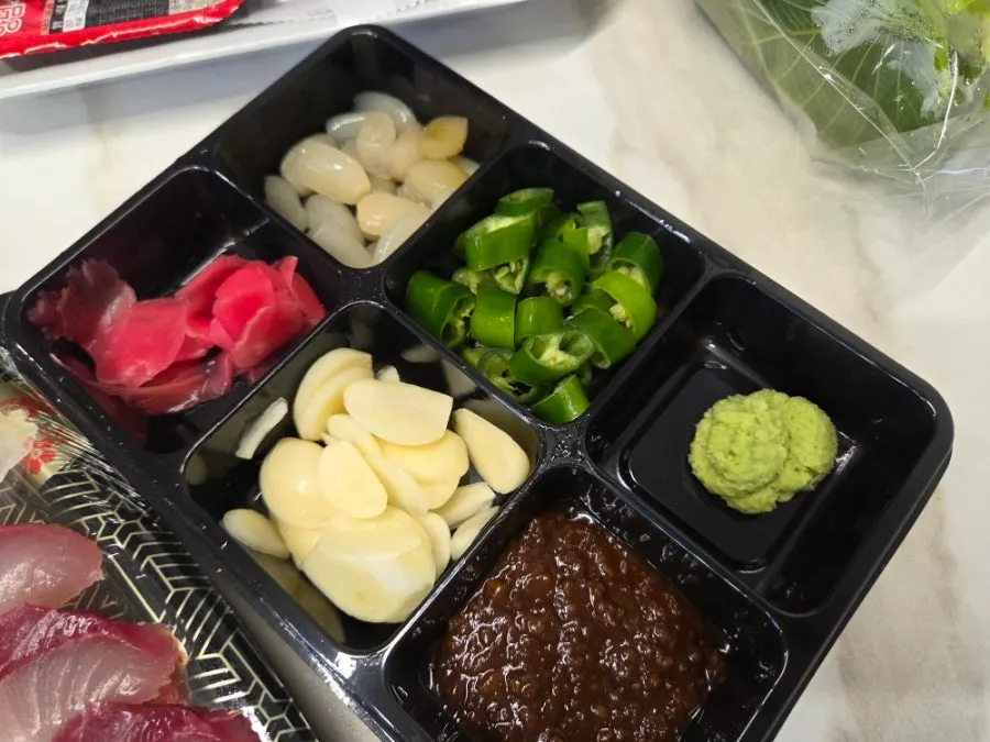 큼직한 용기에 담긴 포장 모듬회