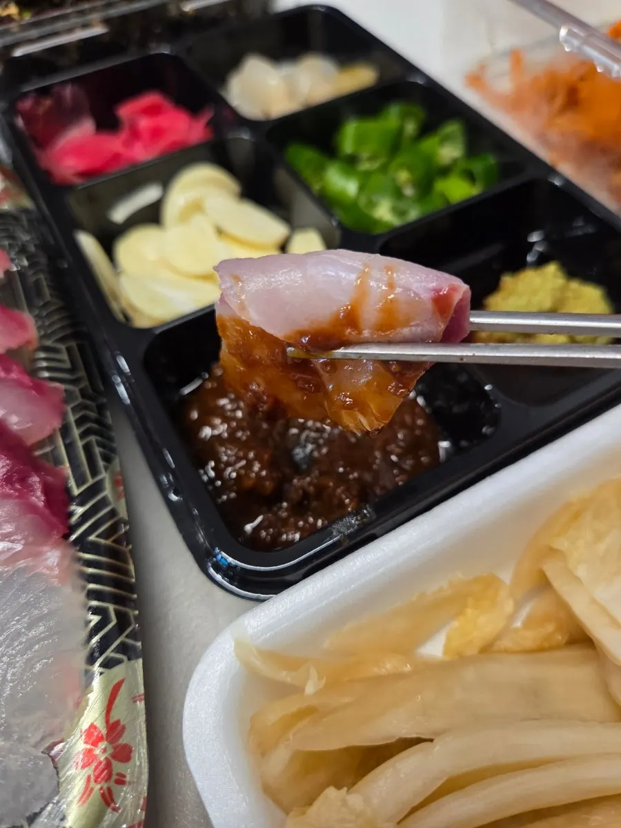 두툼하게 썰린 활어회 한 점