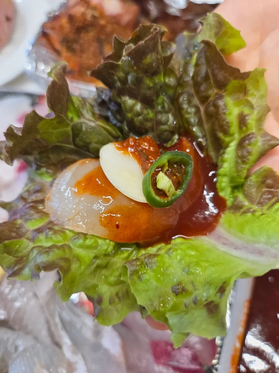 숙소에서 차린 모듬회 한 상