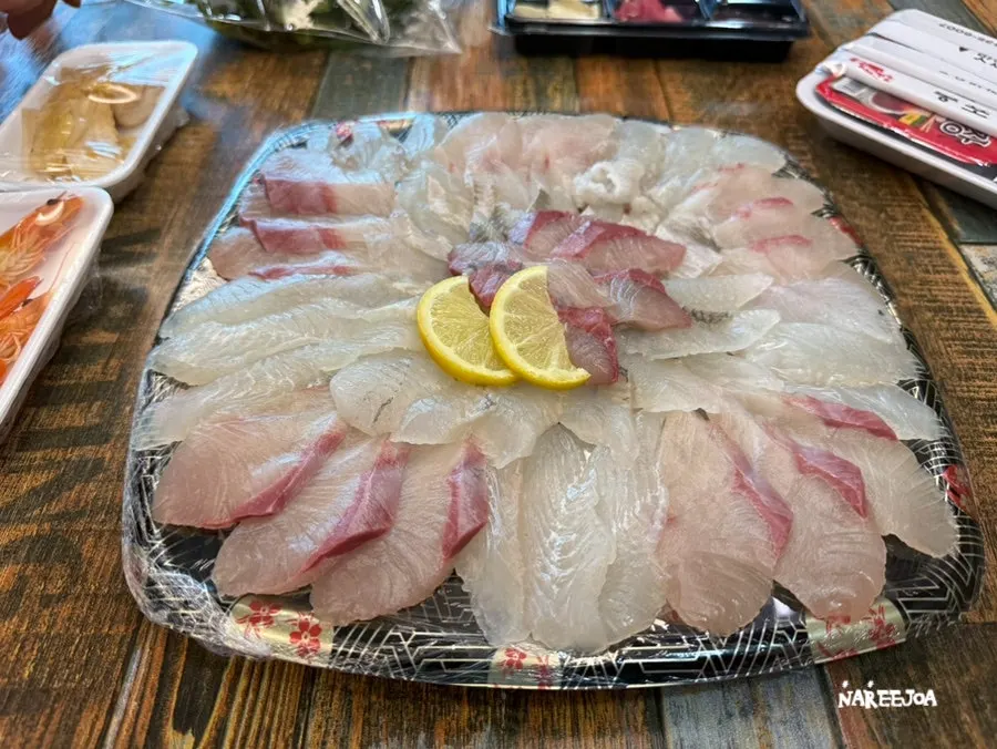 Generous plate of mixed sashimi from Bongpo Hoega