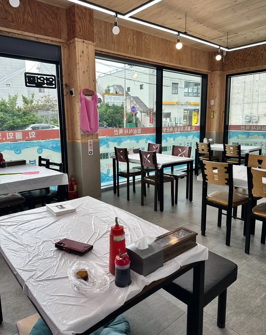 Tables inside Bongpo Hoega