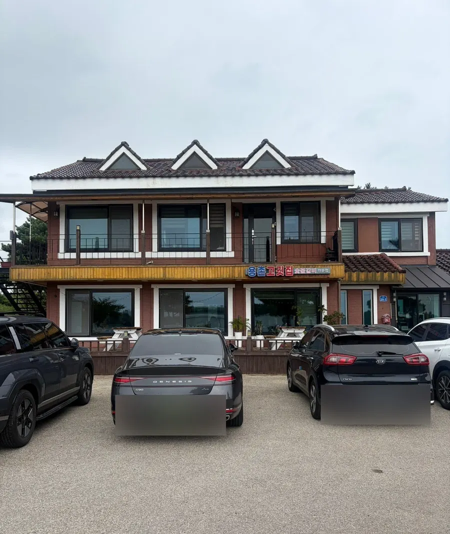 Exterior of Yongchon Gogi-jip with its spacious parking lot