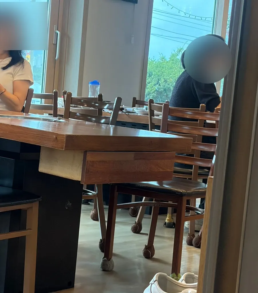 Interior tables and room seating at Yongchon Gogi-jip