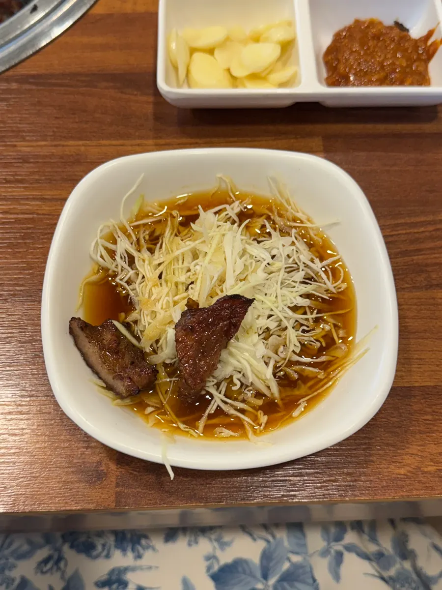 Eating pork ribs while waiting for rice