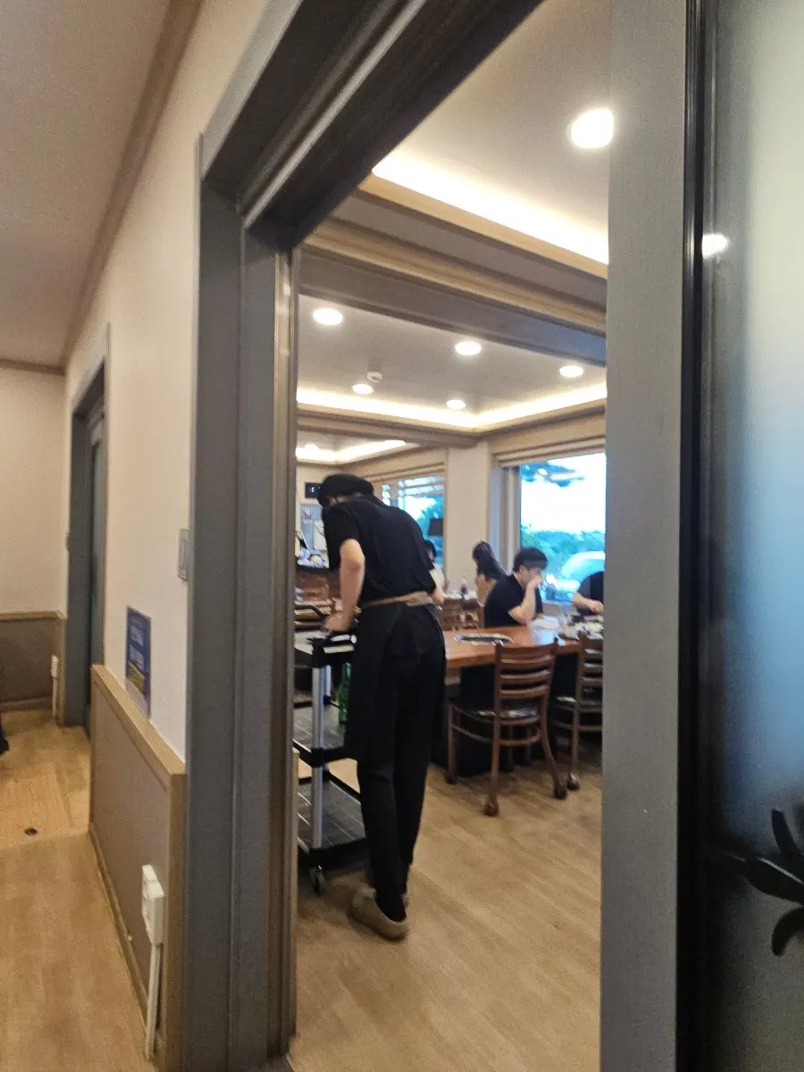 Relaxed weekday evening dining room at Yongchon Gogi-jip