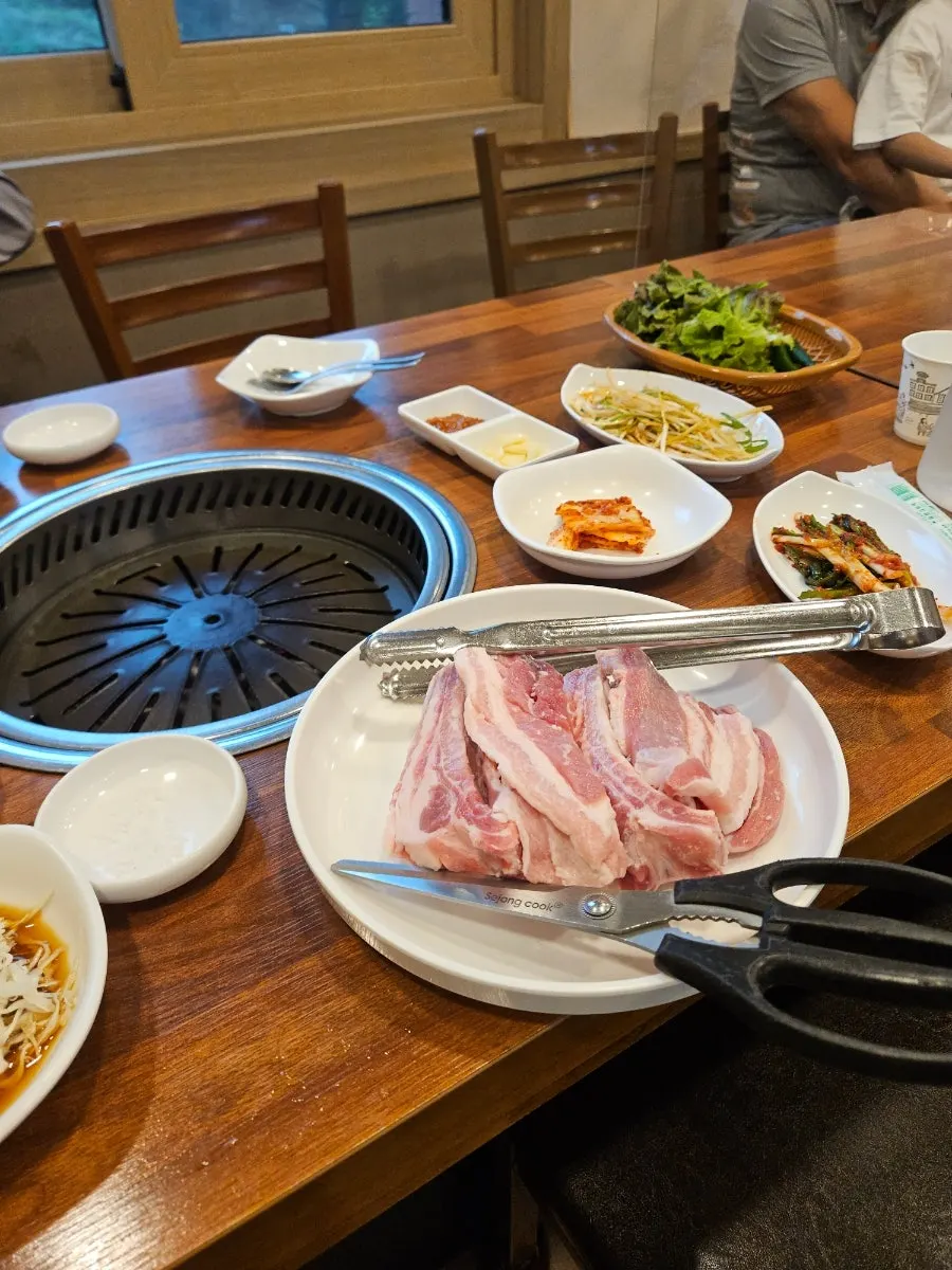 Side dishes served with galbi at Yongchon Gogi-jip