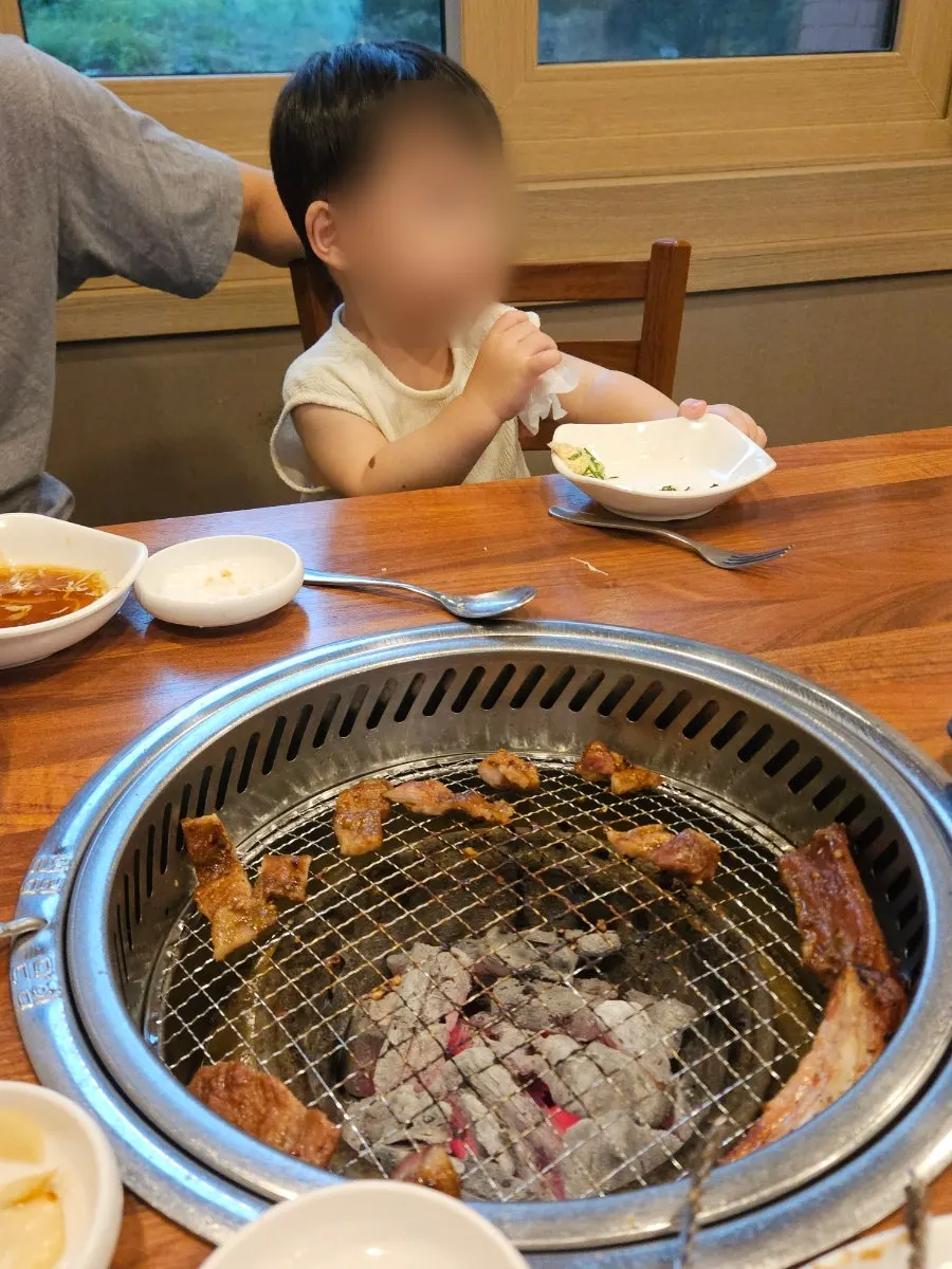 A bowl of naengmyeon eaten alongside the meat