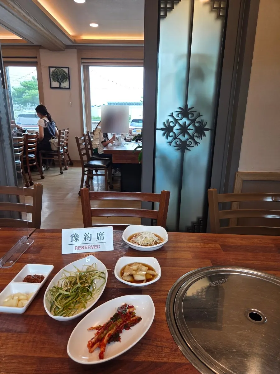 평일 점심 용촌고기집 홀 내부