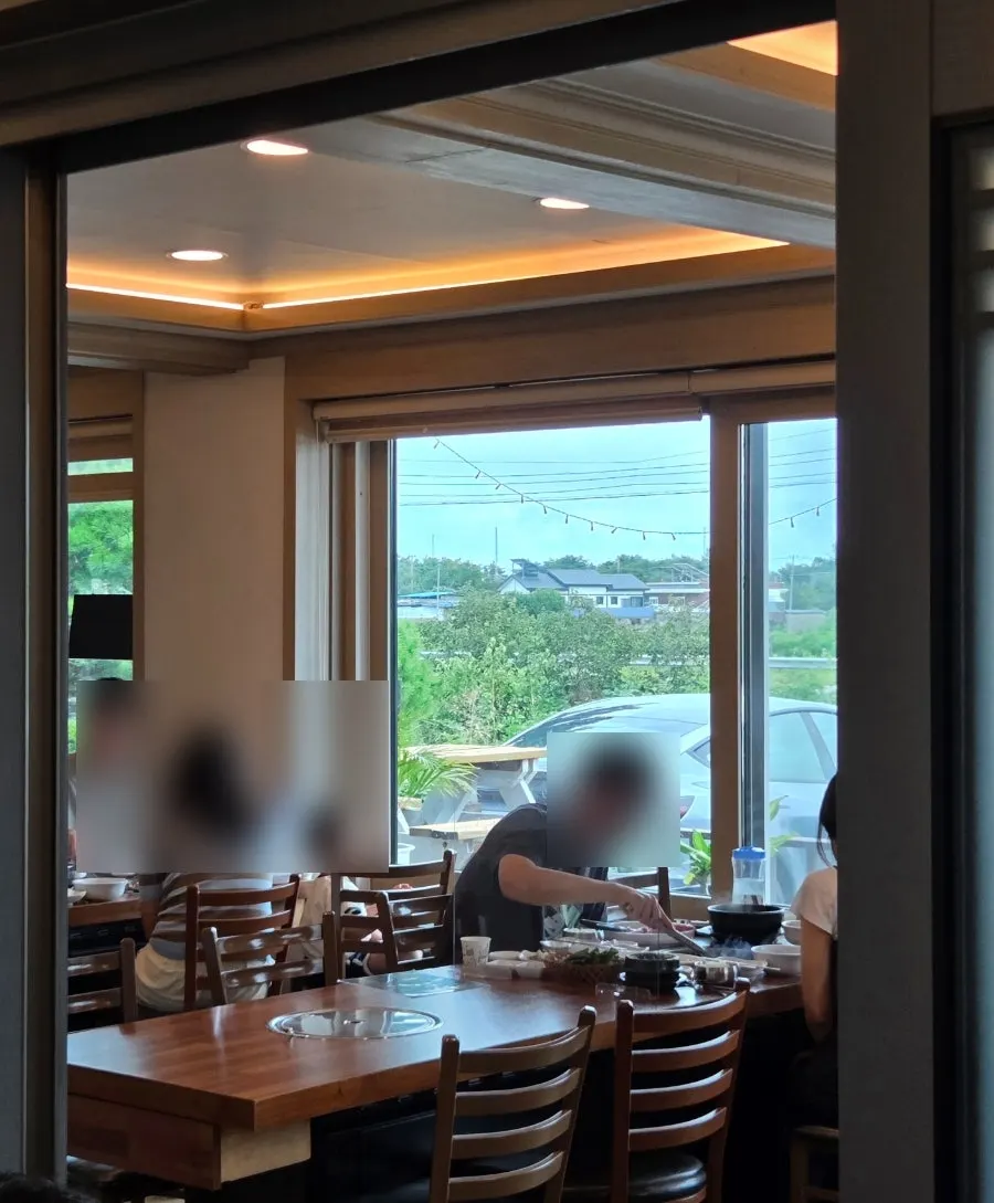 손님이 있는 용촌고기집 좌석 전경