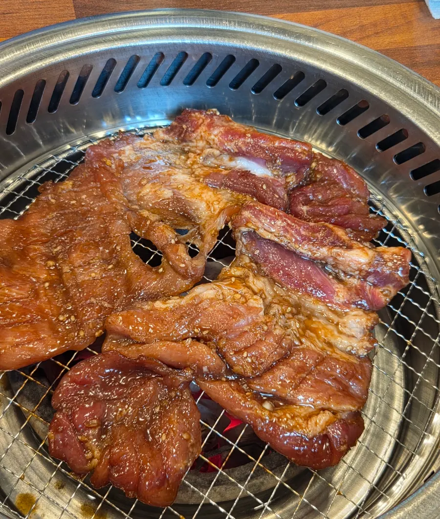 참숯에 올려 굽는 양념 돼지갈비