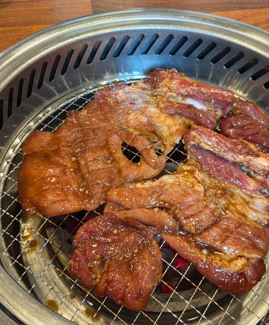 순수 고기 중량으로 담긴 돼지갈비 2인분