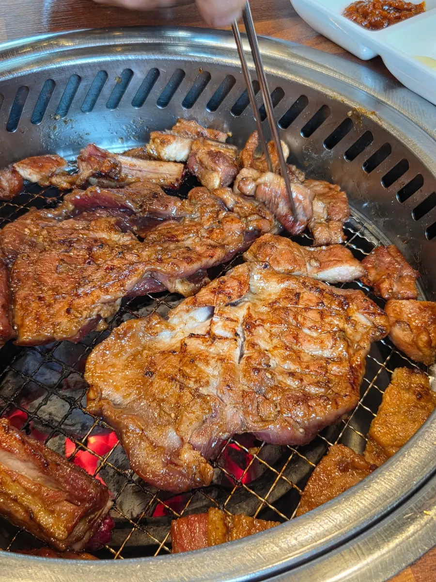 참숯 불판에서 익어가는 돼지갈비