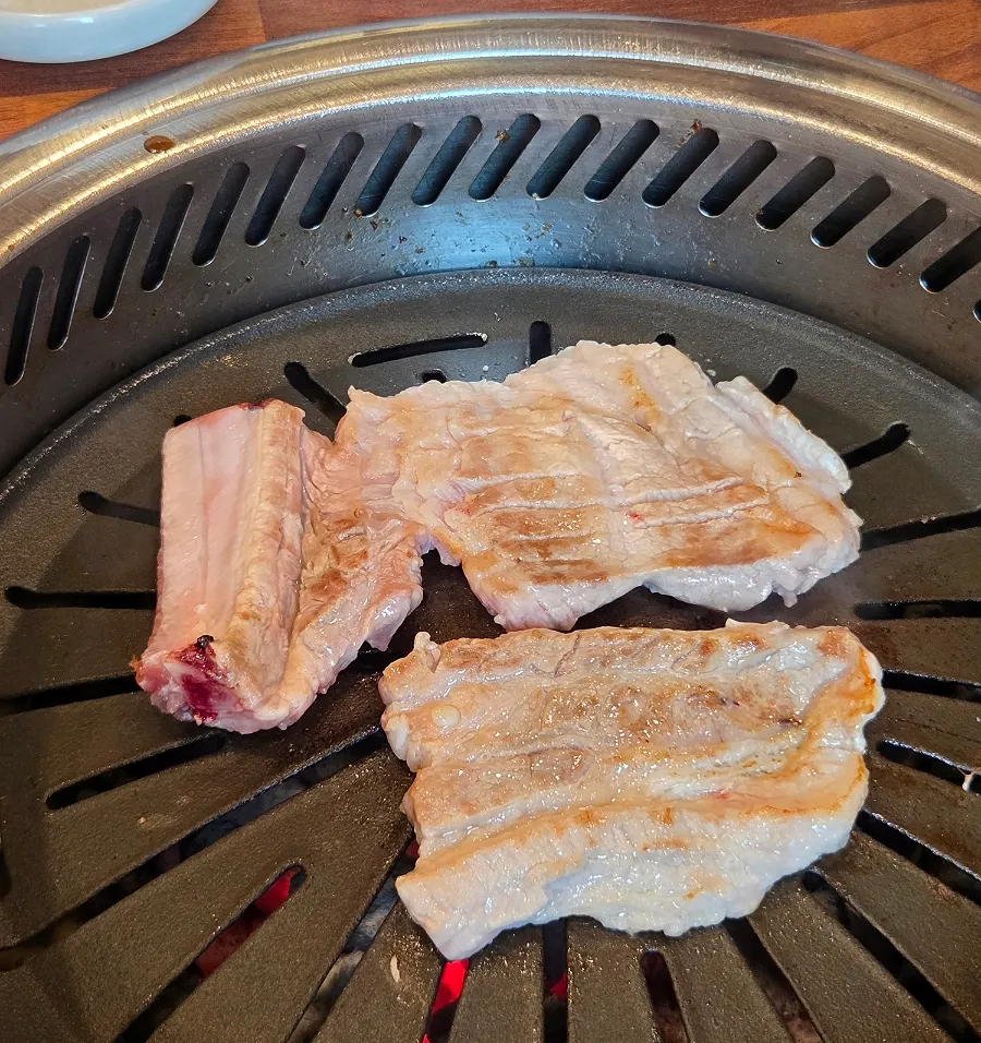 불판에 올린 생돼지갈비