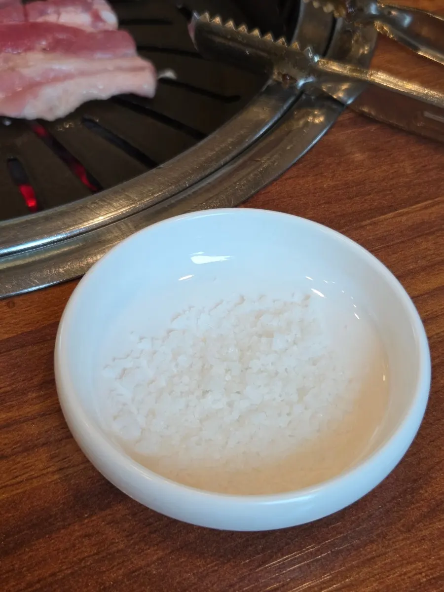 소금에 찍어 먹는 생돼지갈비