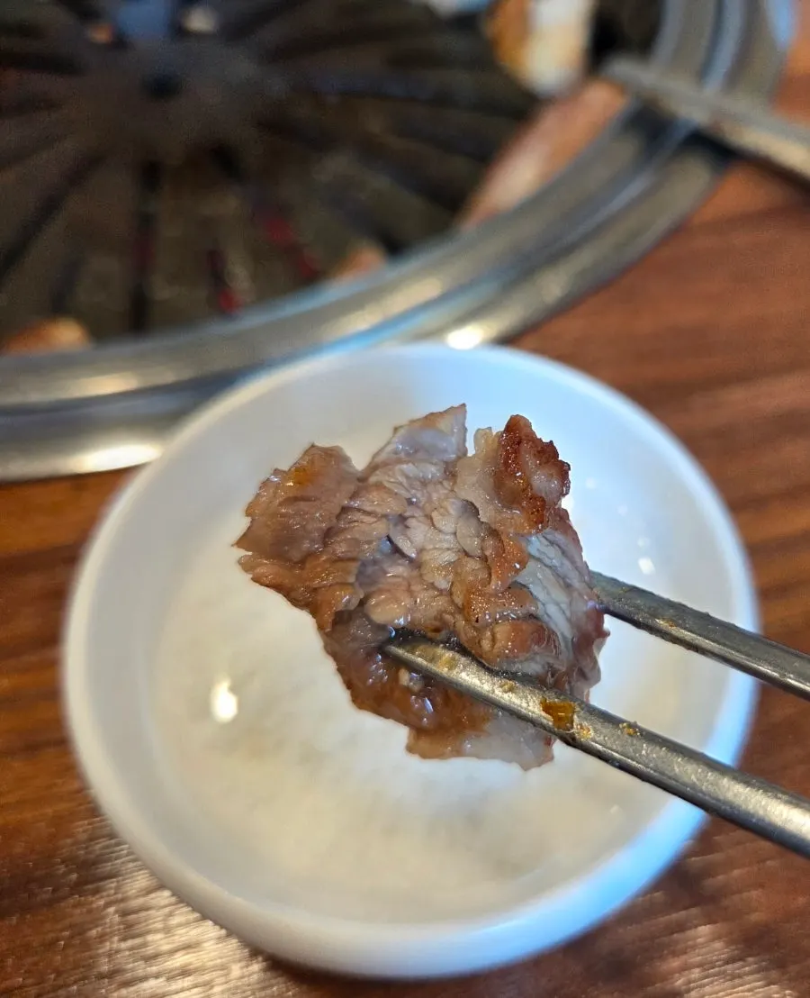 부드럽게 익은 생돼지갈비 한 점