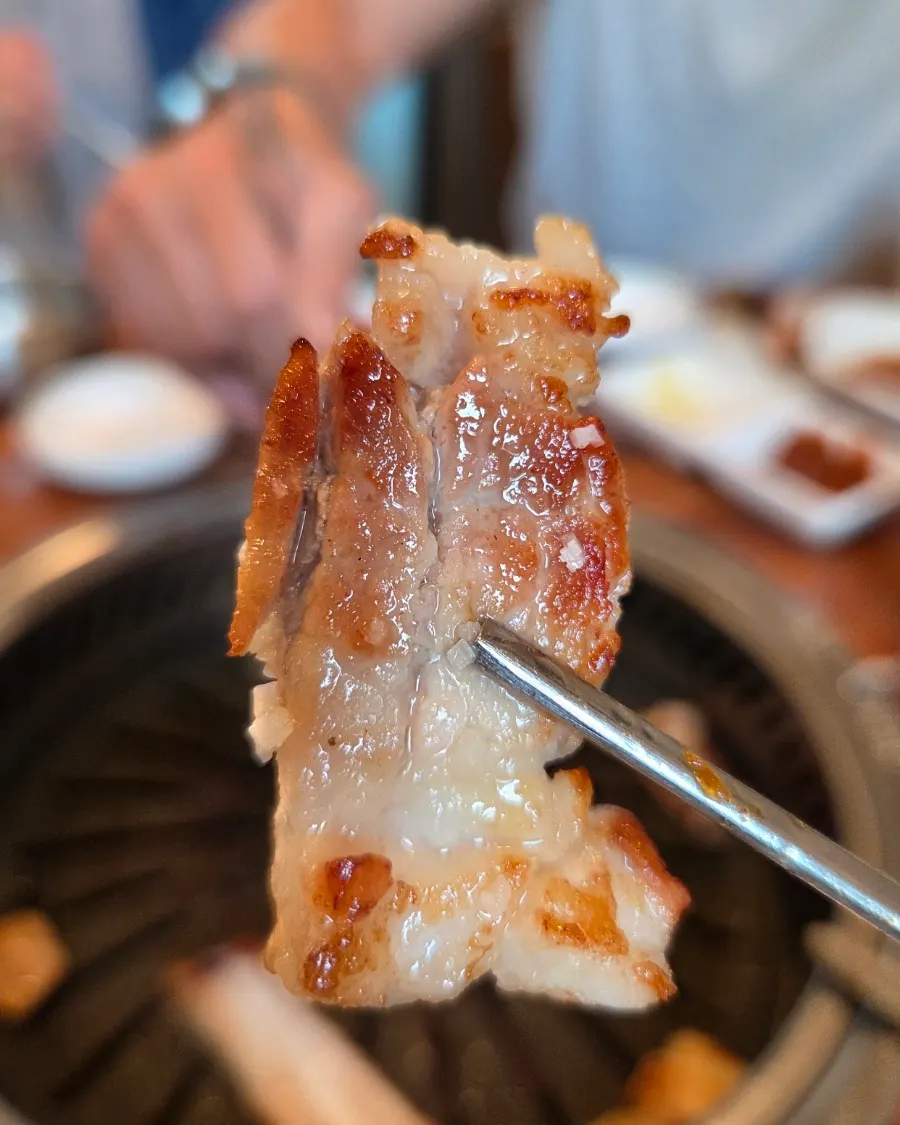 다 구워진 생돼지갈비 접시