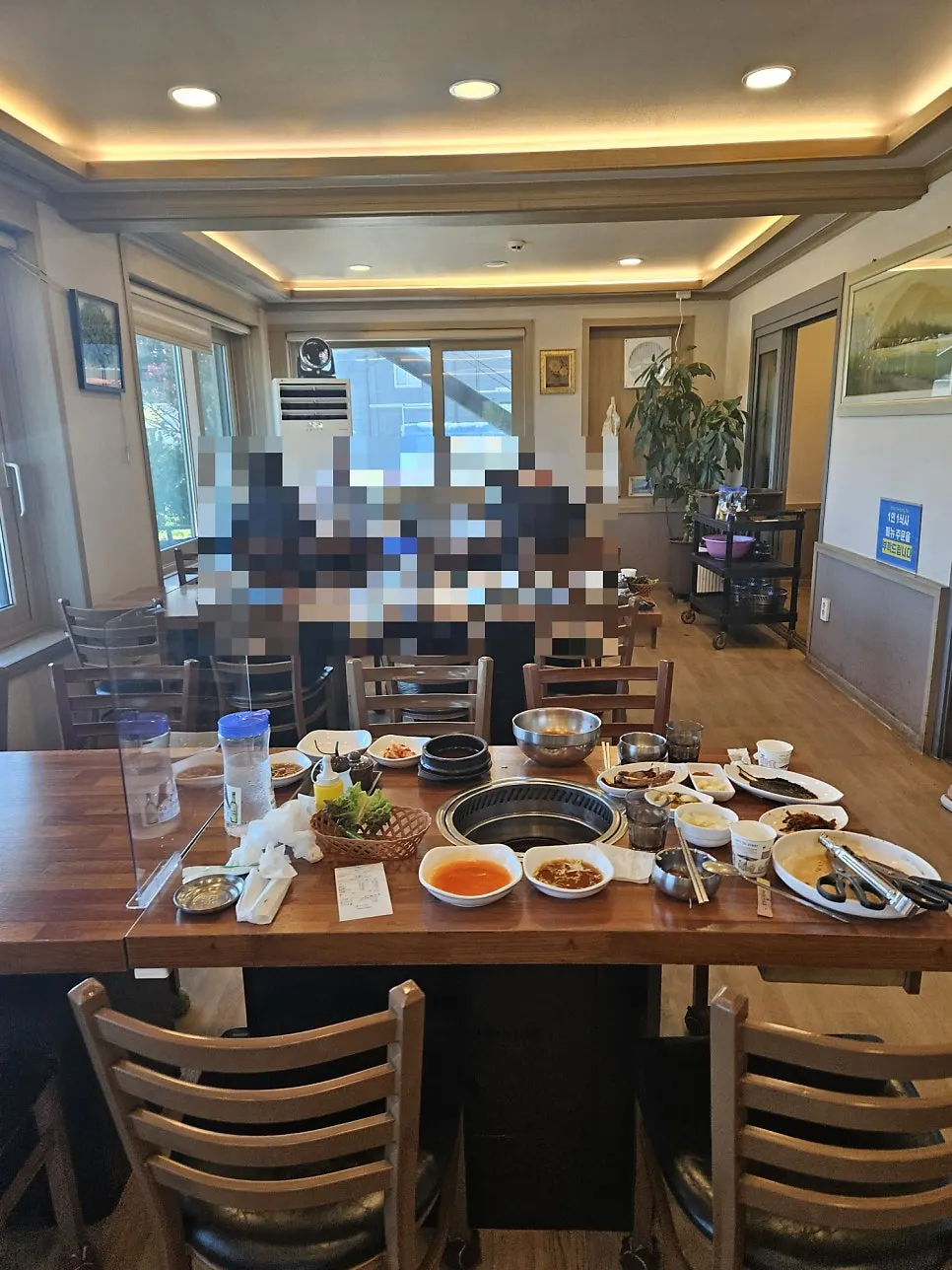 미닫이문으로 나뉜 용촌고기집 룸 좌석