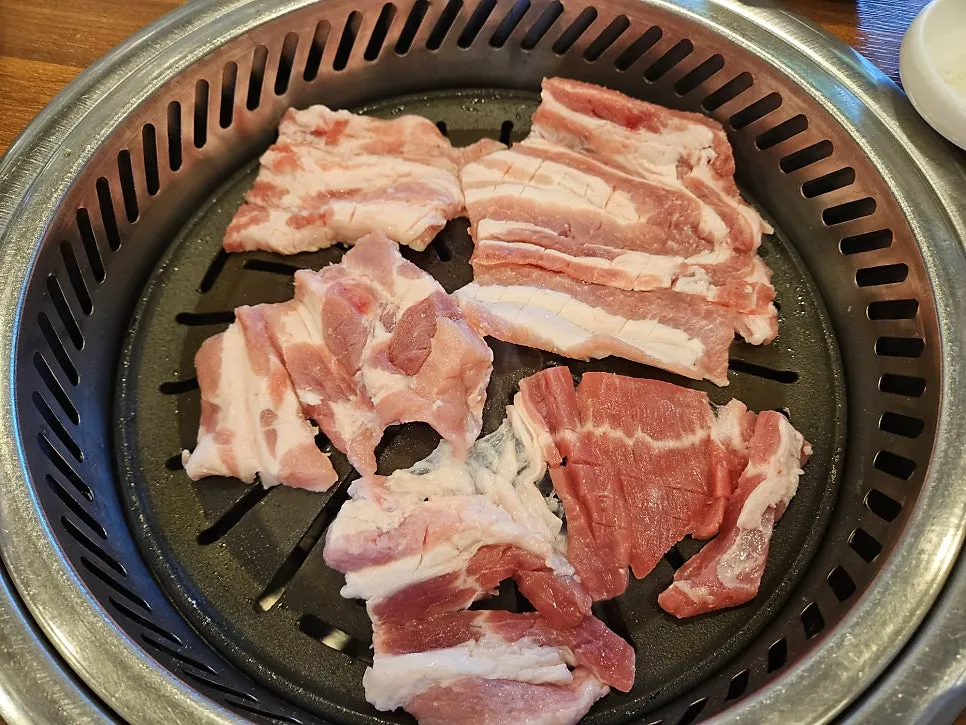 직접 포 뜬 돼지생갈비 생고기 접시