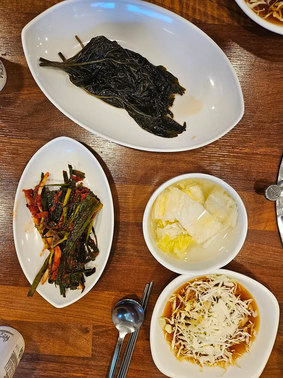 불판에 올린 돼지갈비와 한 상 차림