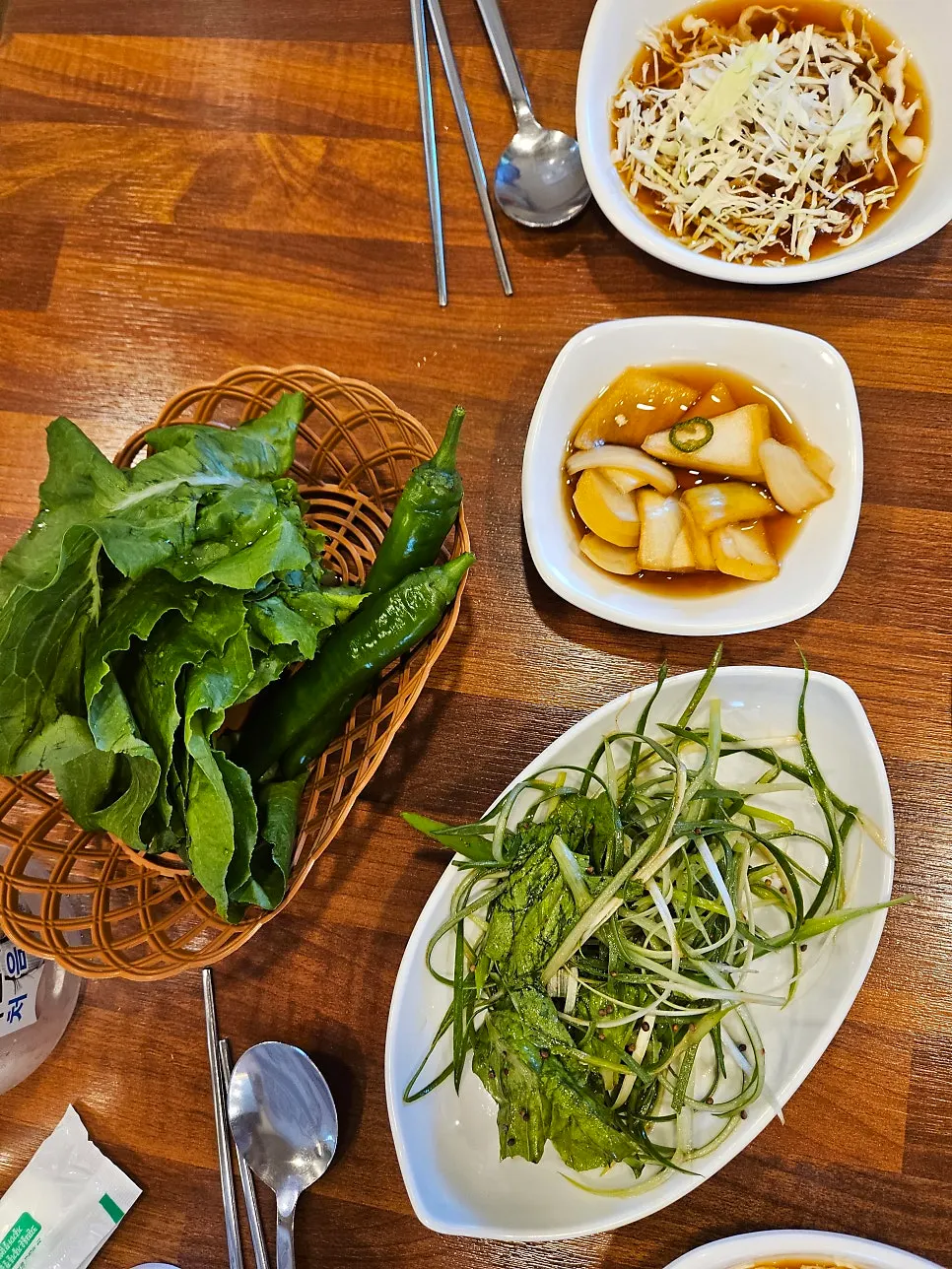 쌈채소와 기본찬이 차려진 고기 한 상