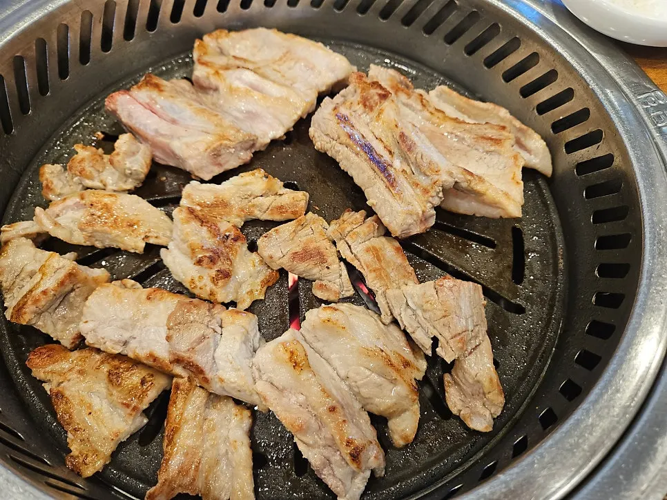 파채와 양파장아찌 등 고기집 기본찬