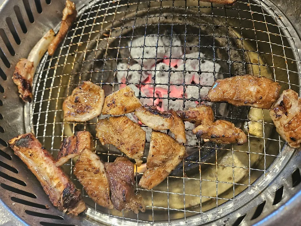 가장자리가 노릇하게 익어가는 돼지갈비