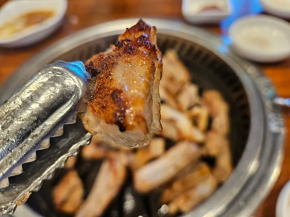 소금 베이스로 숙성한 양념돼지갈비 구이