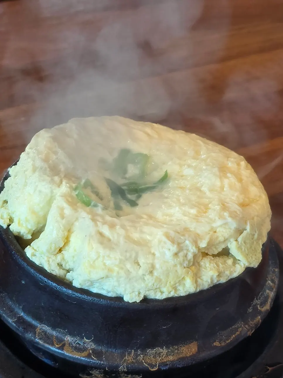 土鍋の上にこんもり膨らんだ卵蒸し