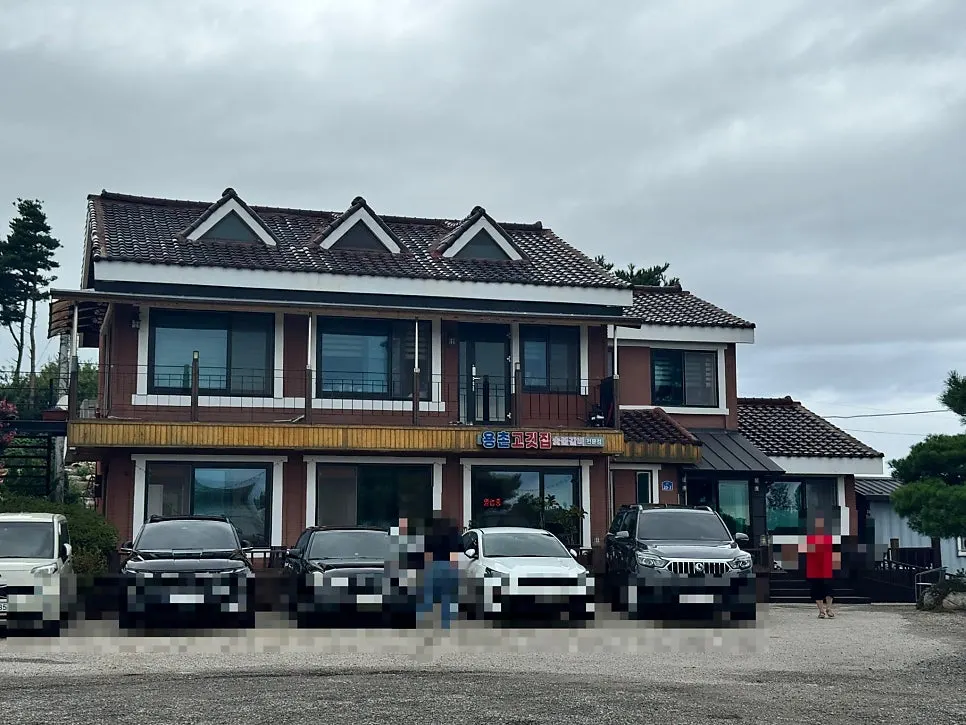 Yongchon Gogi-jip building with spacious parking lot