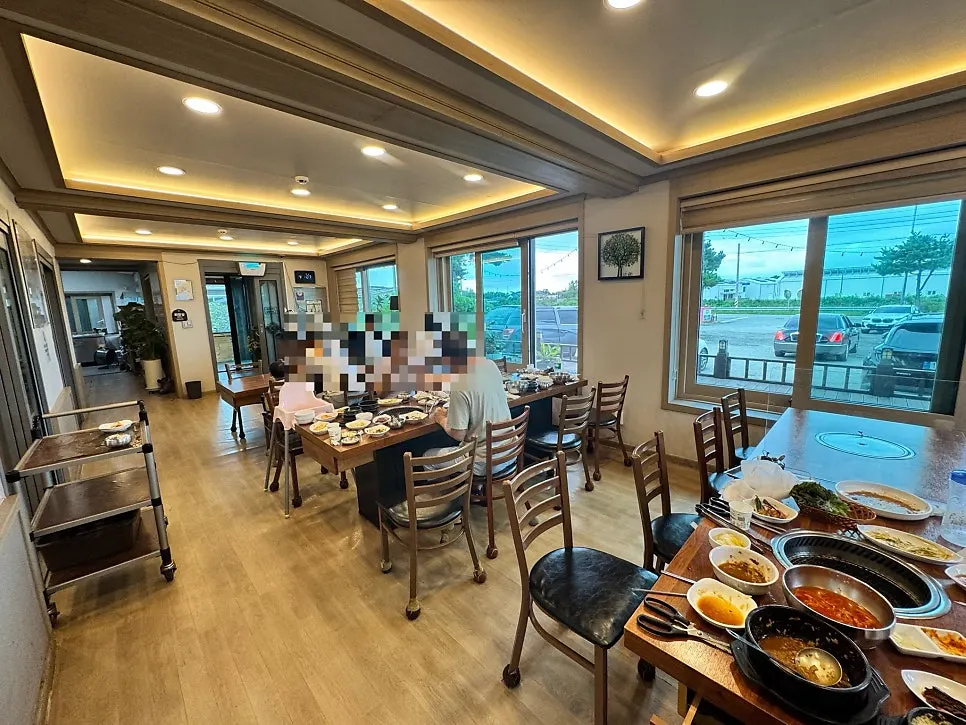 Private room seating at Yongchon Gogi-jip separated by sliding doors