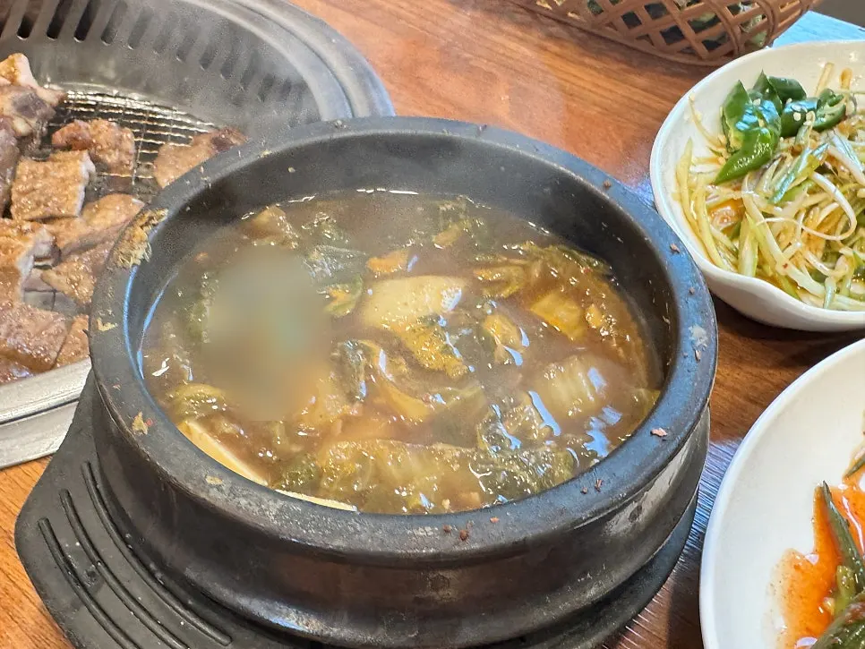 A hot pot of ₩3,000 doenjang jjigae