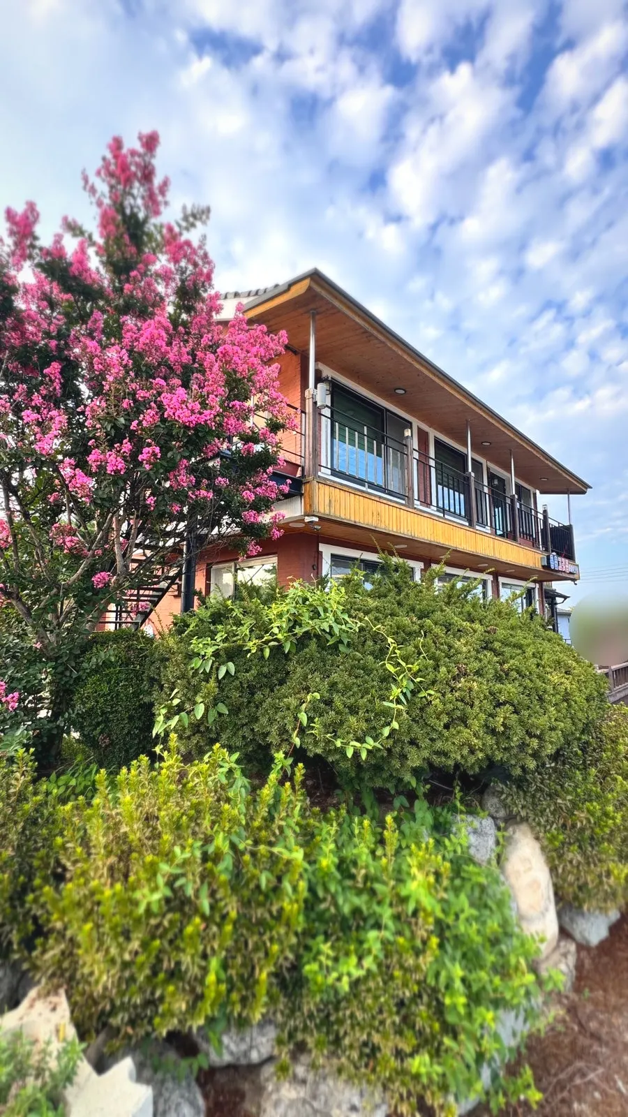 Quiet countryside scenery and crepe myrtle trees around the restaurant
