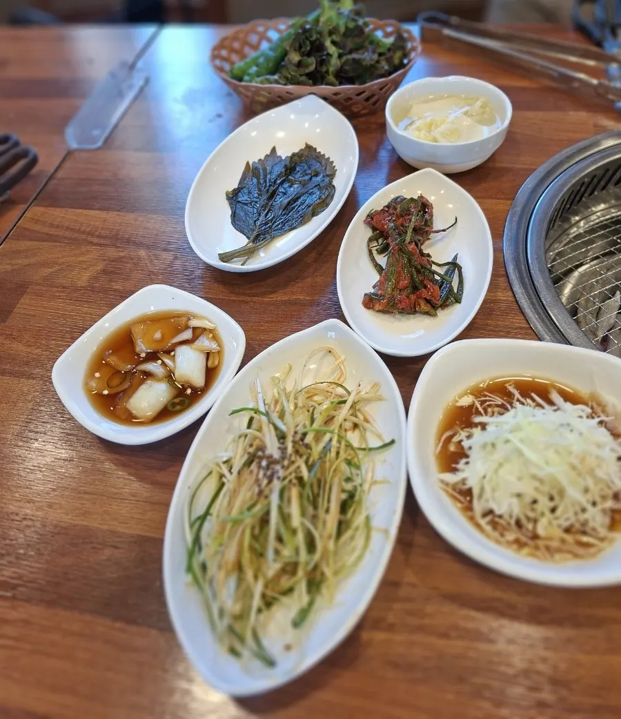 파김치와 깻잎장아찌 등 밑반찬 상차림