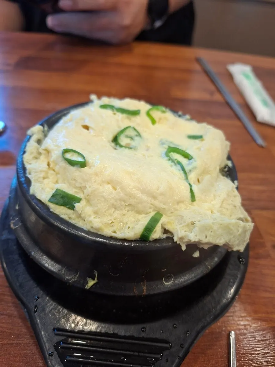서비스로 나온 계란찜과 쌈채소