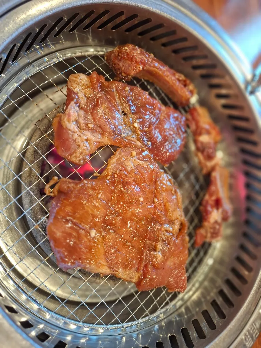 직접 포 뜬 양념 돼지갈비 생고기 접시