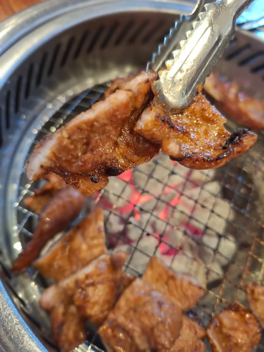숯불에 올려 굽는 양념 돼지갈비