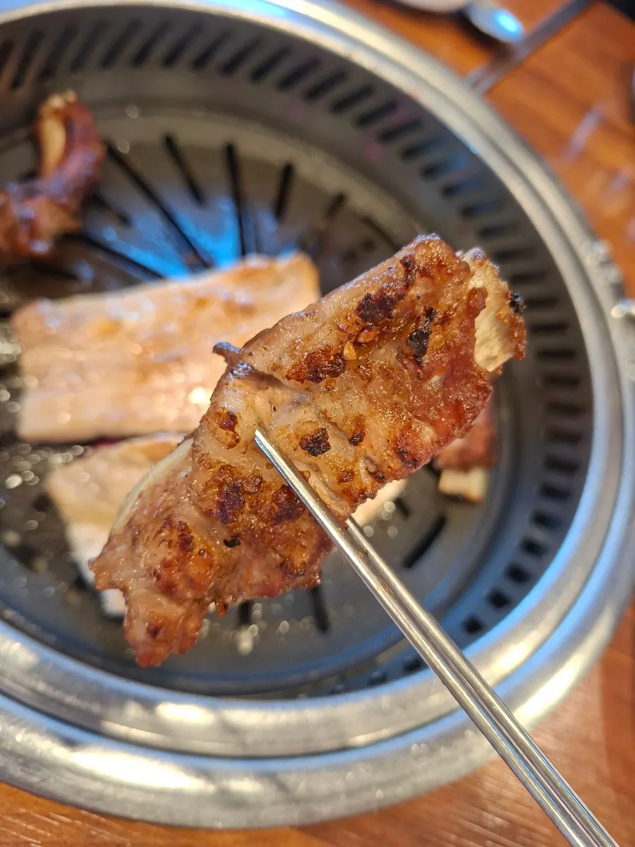 뼈에 붙은 갈빗살 구이